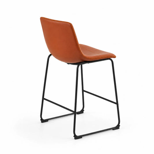 Chaise en cuir synthétique marron clair avec cadre en métal noir